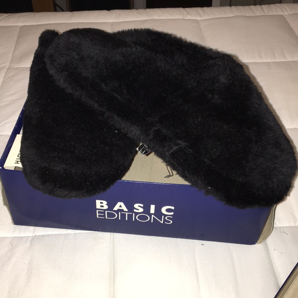 Pair of women house shoes size 7/8 NWT